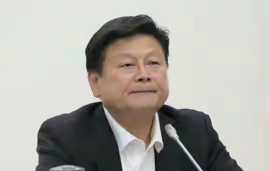 表决结束，傅崐萁回应来了！“鞠躬尽瘁”四个字道尽了委屈！众所周知，蓝白绿在立院