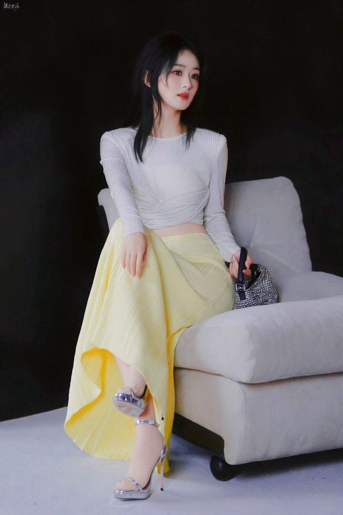 赵丽颖身着丝绒闪钻吊带裙惊艳亮相。深邃的各种毅色丝绒面料映衬她优雅的气质，裙身