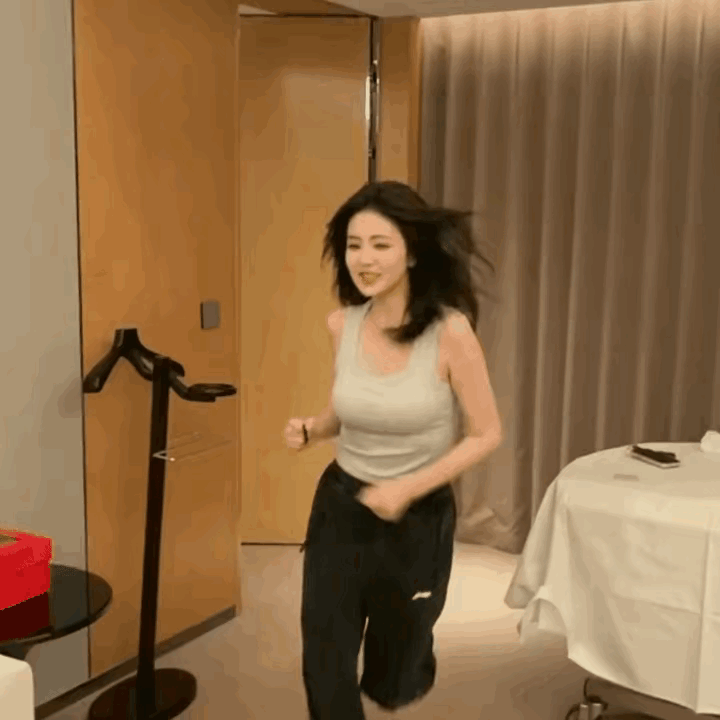 话说，白鹿一出场真的惊到我了，这身材跟我想象的不一样。一直以为，白鹿这种小脸的美