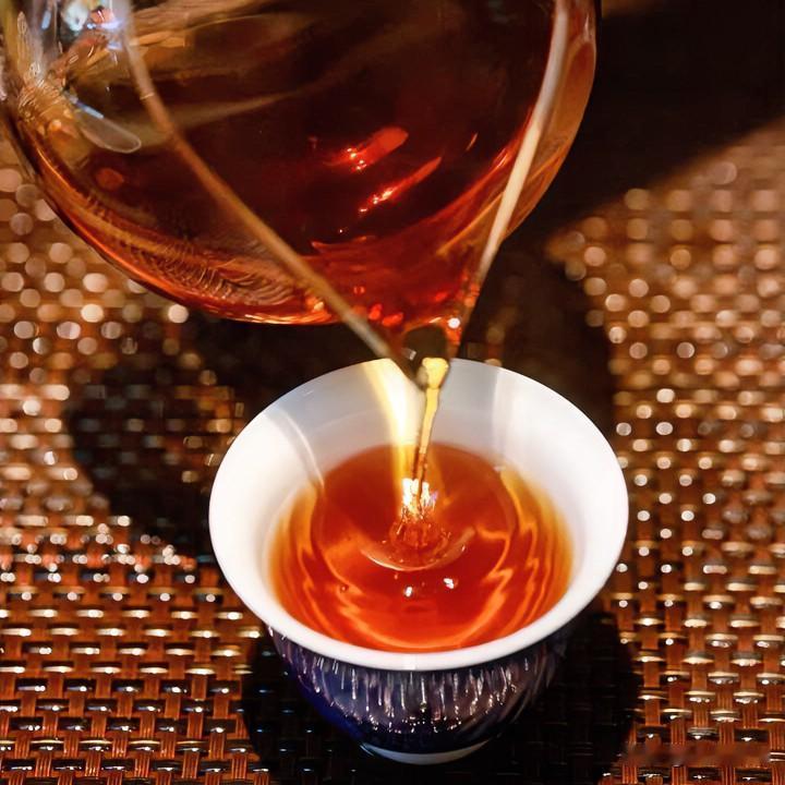 茶的本质是药，这没错。最早先人在山野间尝遍百草，发现这树叶能解身体的滞涩、化能量