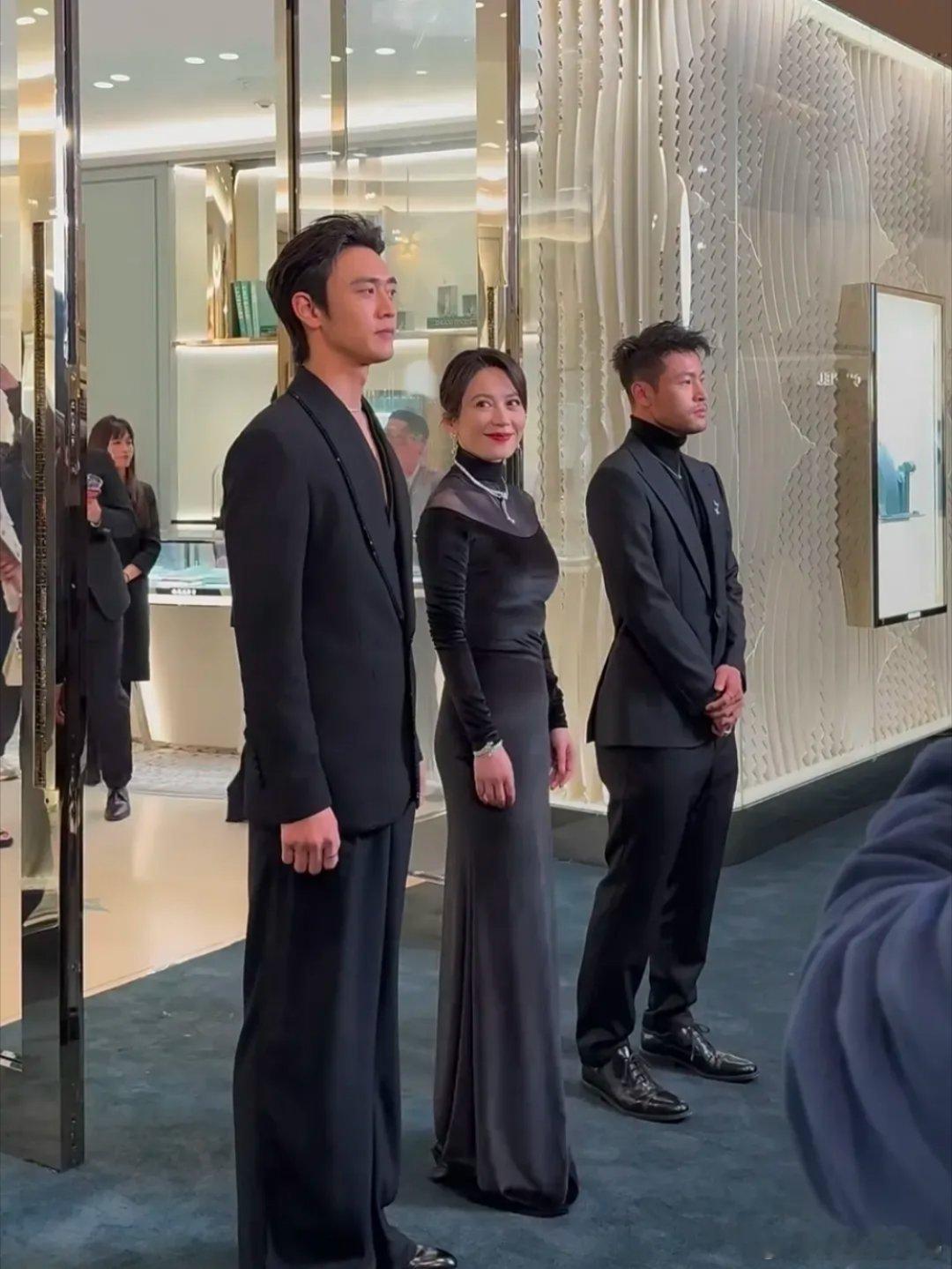 看到55岁的俞飞鸿，才真正懂了什么叫岁月不败美人！俞飞鸿现身沈阳出席活动，一身黑