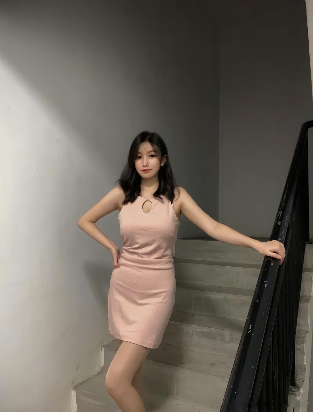 今天穿什么粉色连身裙，显身材美女精彩人像​​​