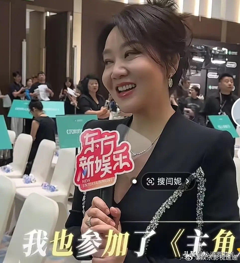 闫妮说：“我爸就老听秦腔，我真的是被迫听秦腔，秦腔太吵了，但是今天呢，坐在《主角