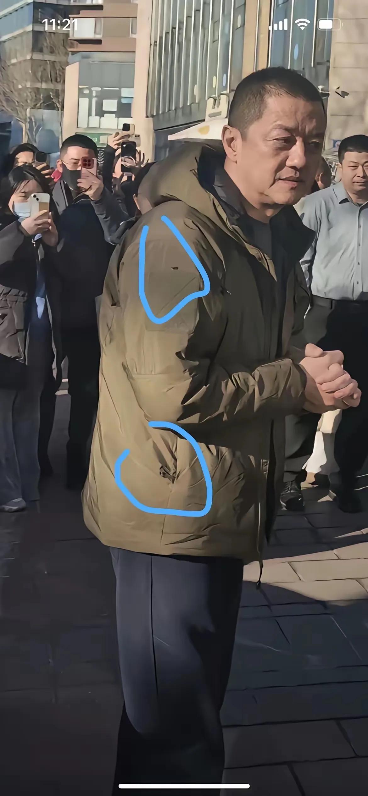 这衣服最近可真是火出圈啦！李亚鹏频繁穿着它亮相，一穿就是一两年，这可绝非单纯的