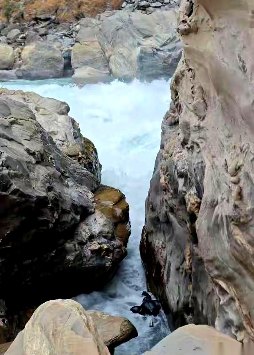 虎跳峡那个小伙的遗体，找到了。十天后，被发现卡在下游一处险滩的石头缝里。但救援