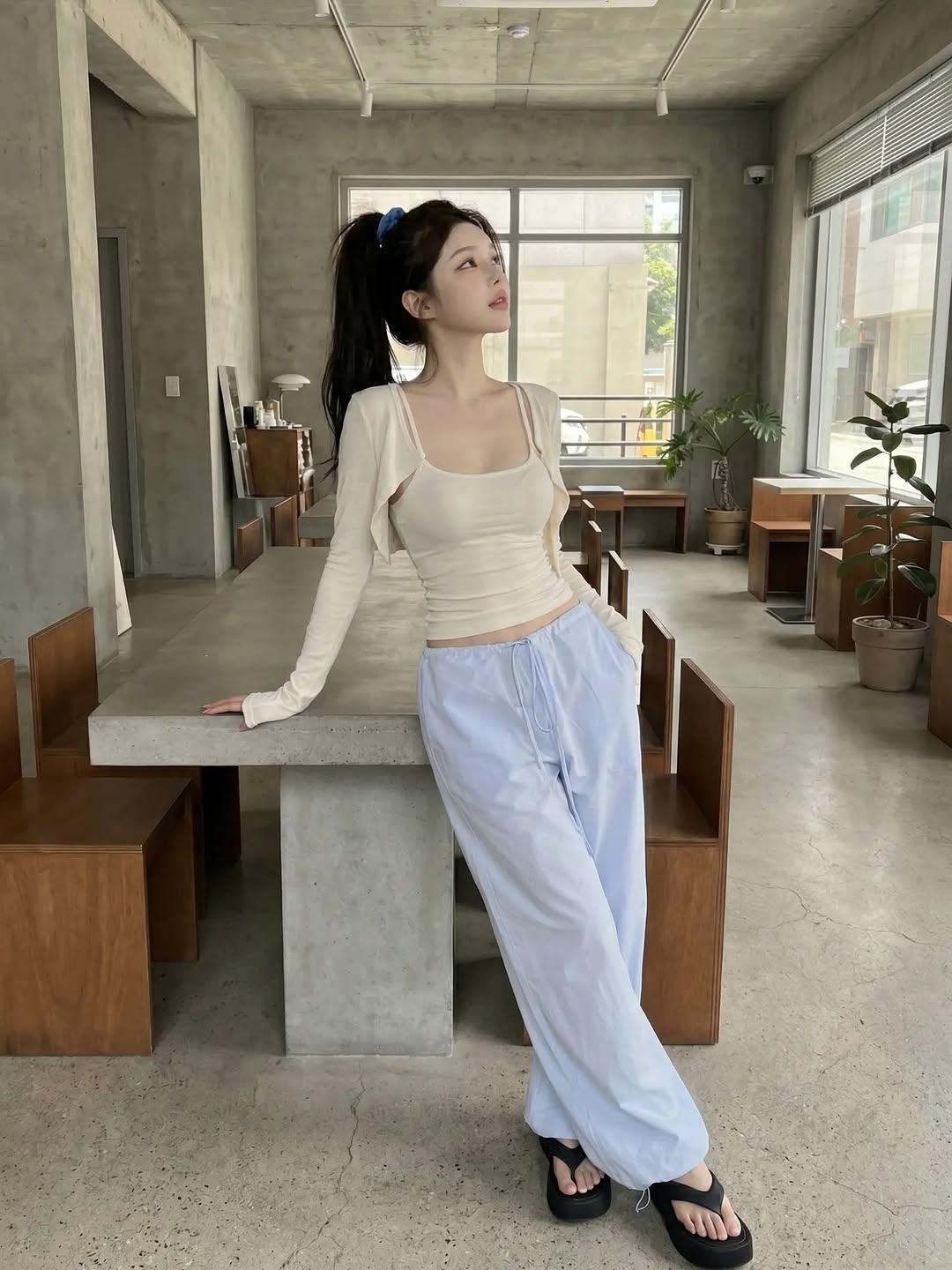 旧时光是个美人，在黑胶的纹路里慢慢流转。