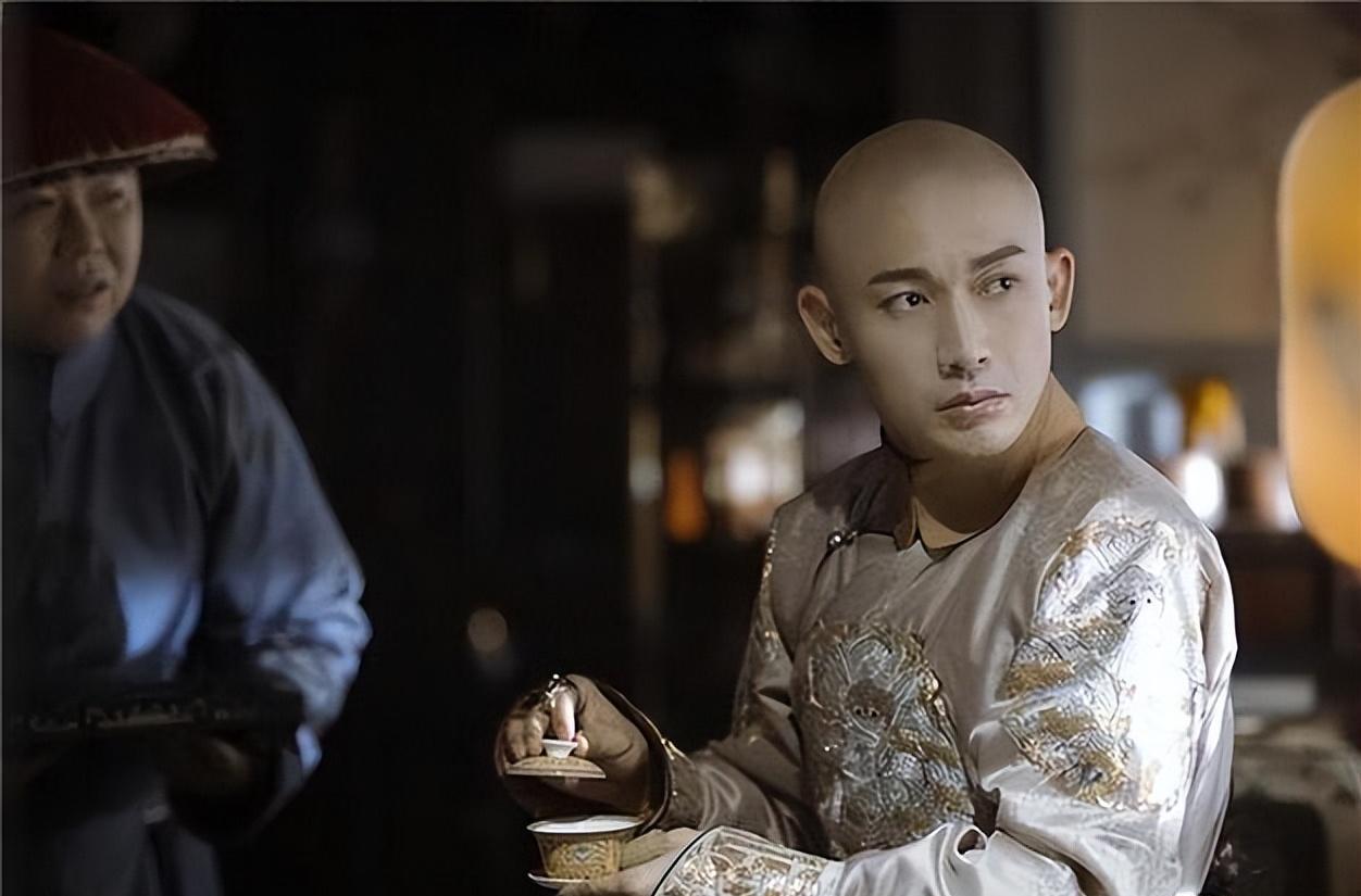 乾隆帝自诩“十全老人”，登基六十年，自封“太上皇”后依旧掌控大权。嘉庆即位时，一