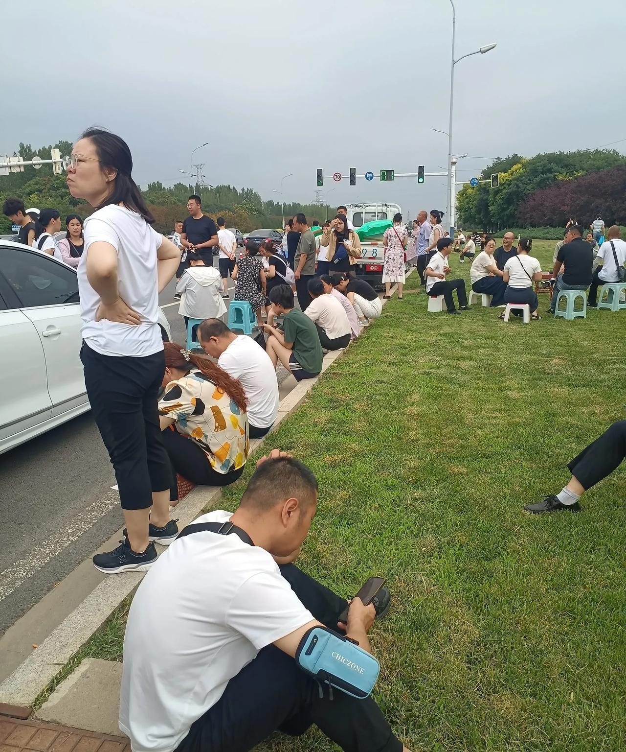 今天是河北警察职业学院体测、体检首日，一大早，学校门口就聚集了很多家长、学生
