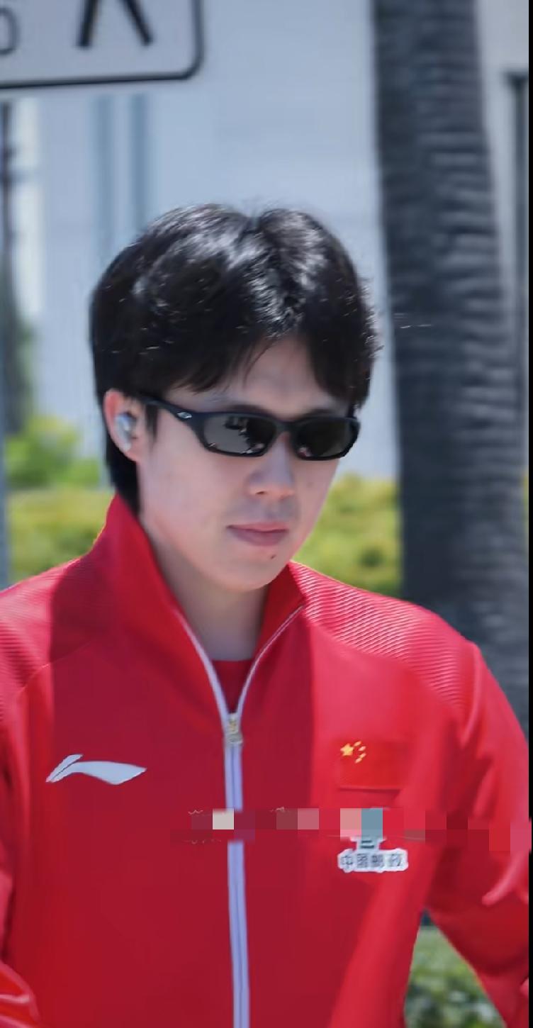 红队服配墨镜，氛围感直接拉满洛杉矶的阳光好刺眼，王楚钦戴着墨镜走在路上，低