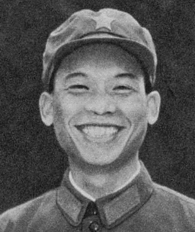1979年，我军一个战士因为饥饿，正在田地里挖红薯。突然，一块石头朝他砸来，他转