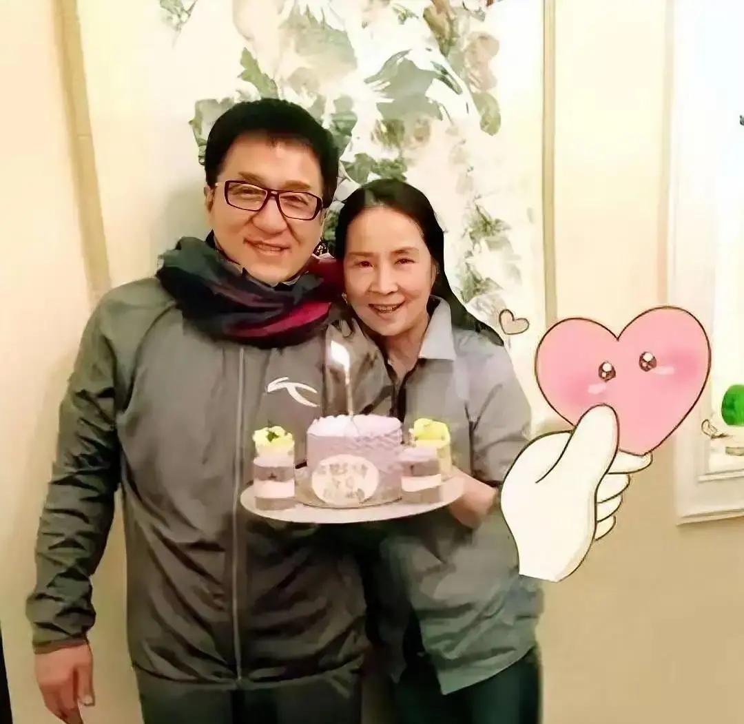 金像奖那晚，成龙领奖，林凤娇只抬了下手，全网炸了镜头里，她没哭没笑，接过奖