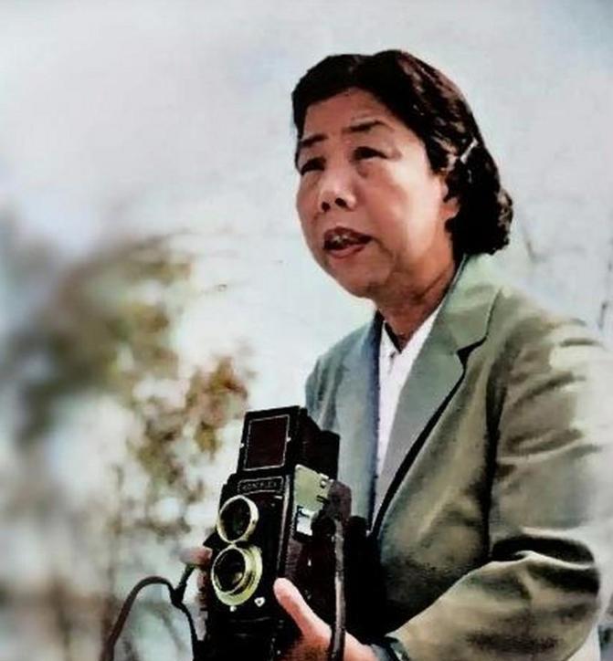 1927年4月，邓颖超在广州产下一子，由于这个孩子生下来体重太大，有10磅重，超