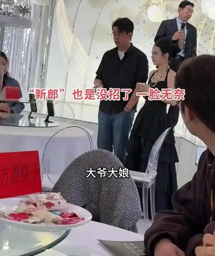 山东一位00后女生办离婚宴的视频火遍网络，奢华宴会厅布置精致，本该是喜庆场地，气