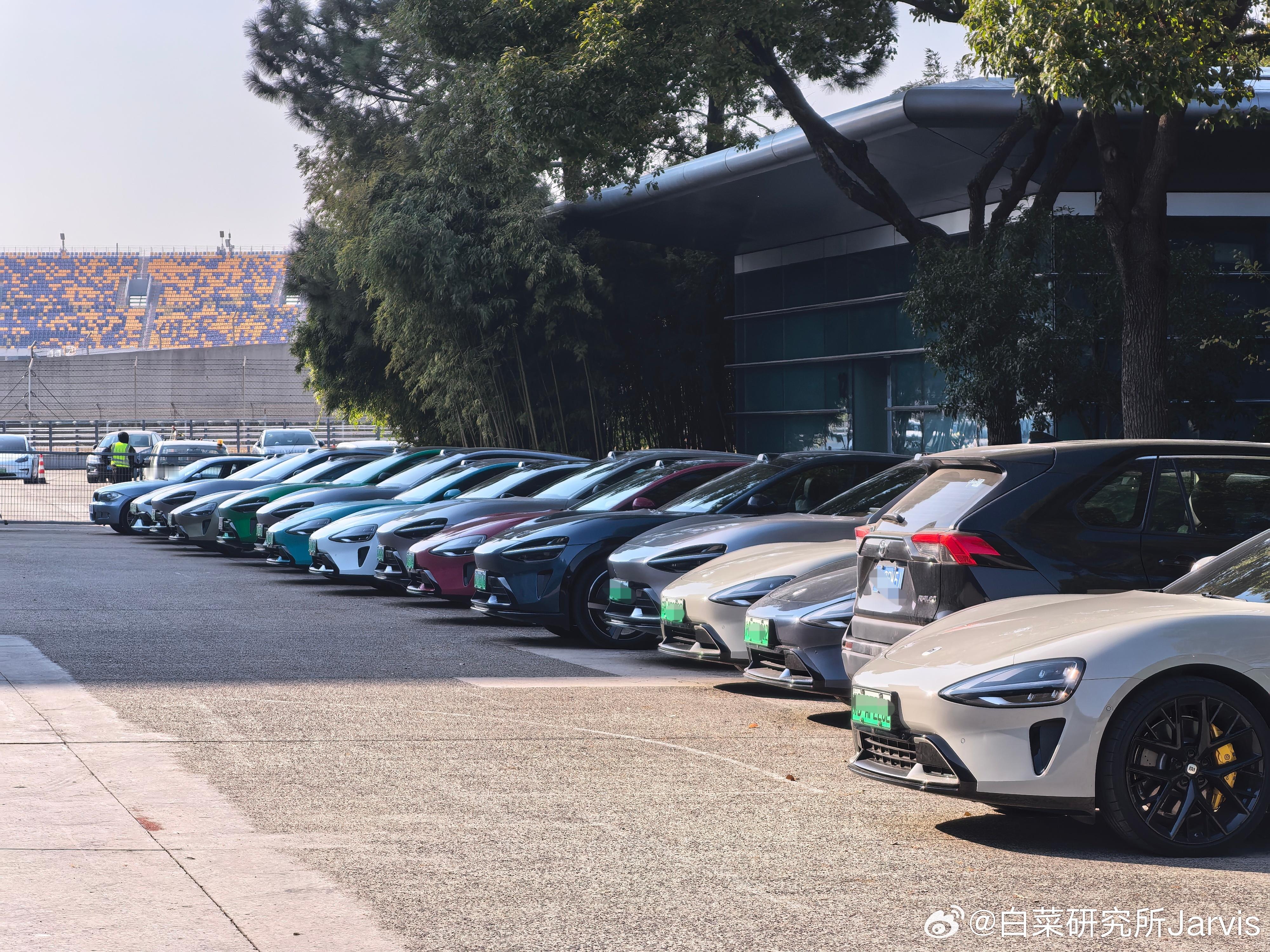 下载了轻享版终于可以发图了，鲨鱼嘴牛马宋混入小米车阵，反而还挺有辨识度了上海·