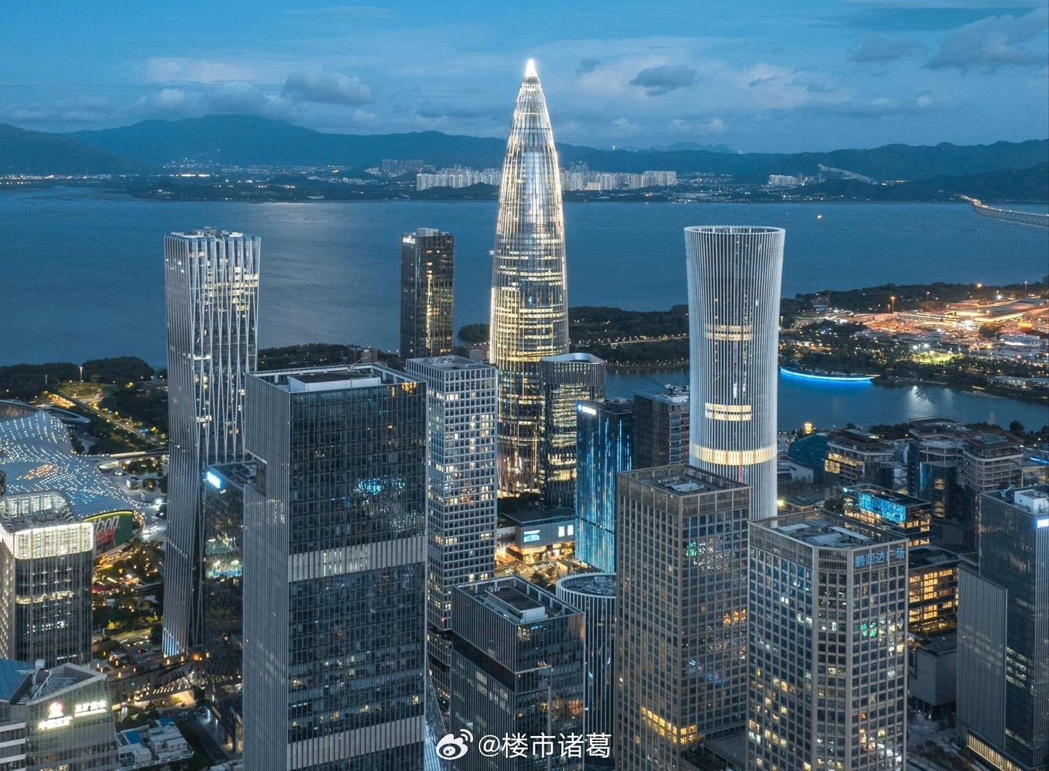 左边是以前的深圳湾，右边是现在的深圳湾。​​​