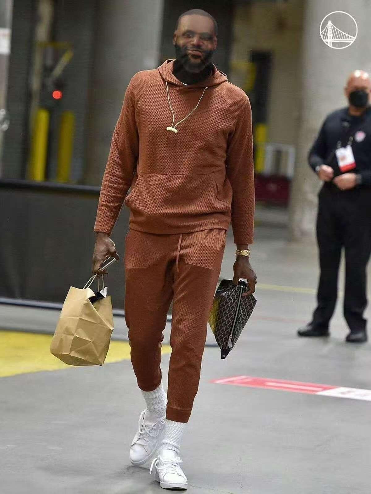 追梦格林在节目中喊话亚当-萧华，希望联盟能设法让詹姆斯入选全明星阵容：“我知道很