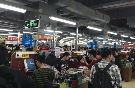 大家多半都以为，街头回收旧手机，核心就是拆解提炼黄金。可事实和想象相差甚远！我们