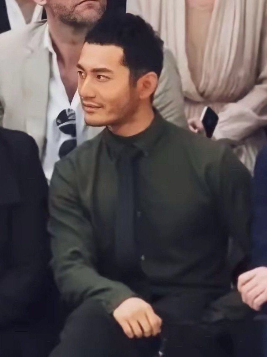 这是黄晓明最好看的发型，五官立体，硬汉形象帅出圈。现在老了非要走小鲜肉路线，现在发型真是不好看。​