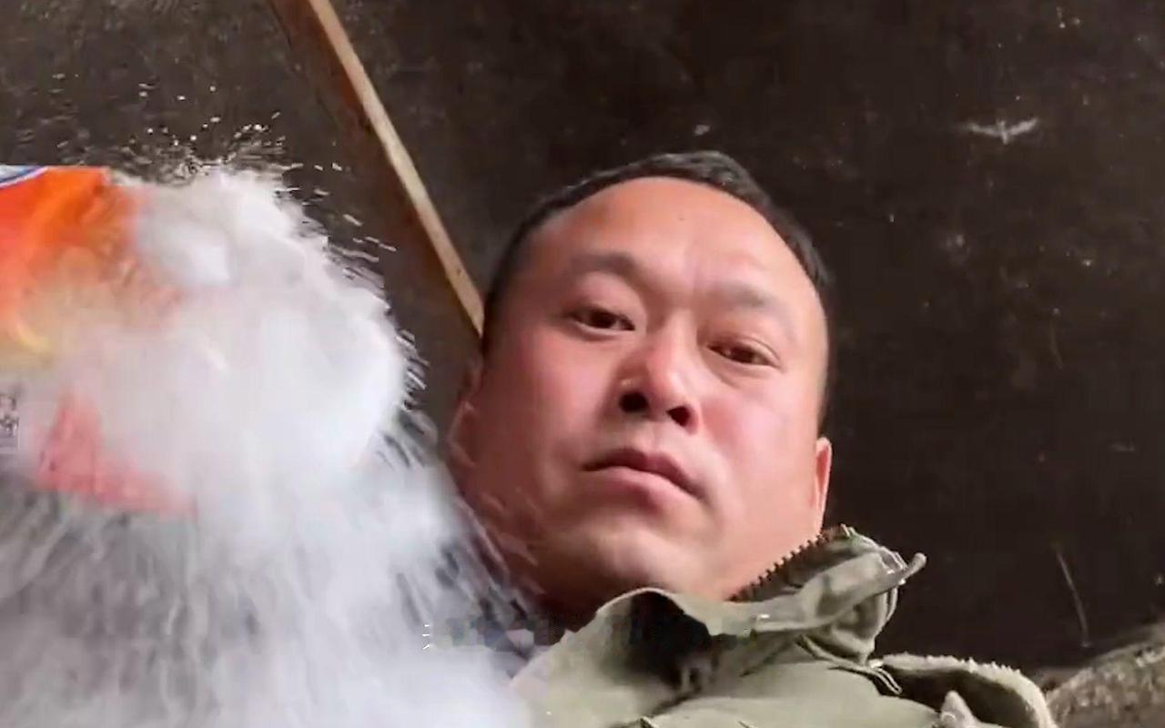 他这会儿悔了吗？当年张同学一夜蹿红，资本闻着味就来了，有人开价500万要打包