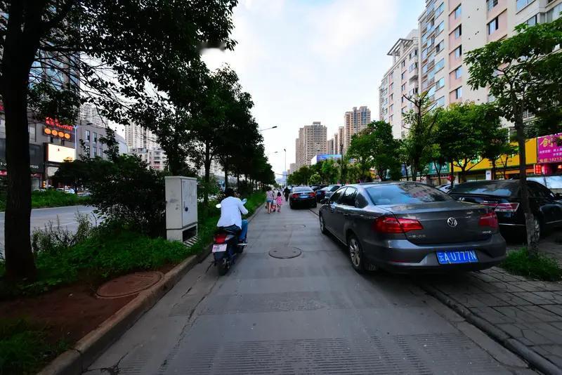 昆明的乱停车现象真让人头疼。就说环湖东路与福保路交叉口西侧空地，之前每天有二三十