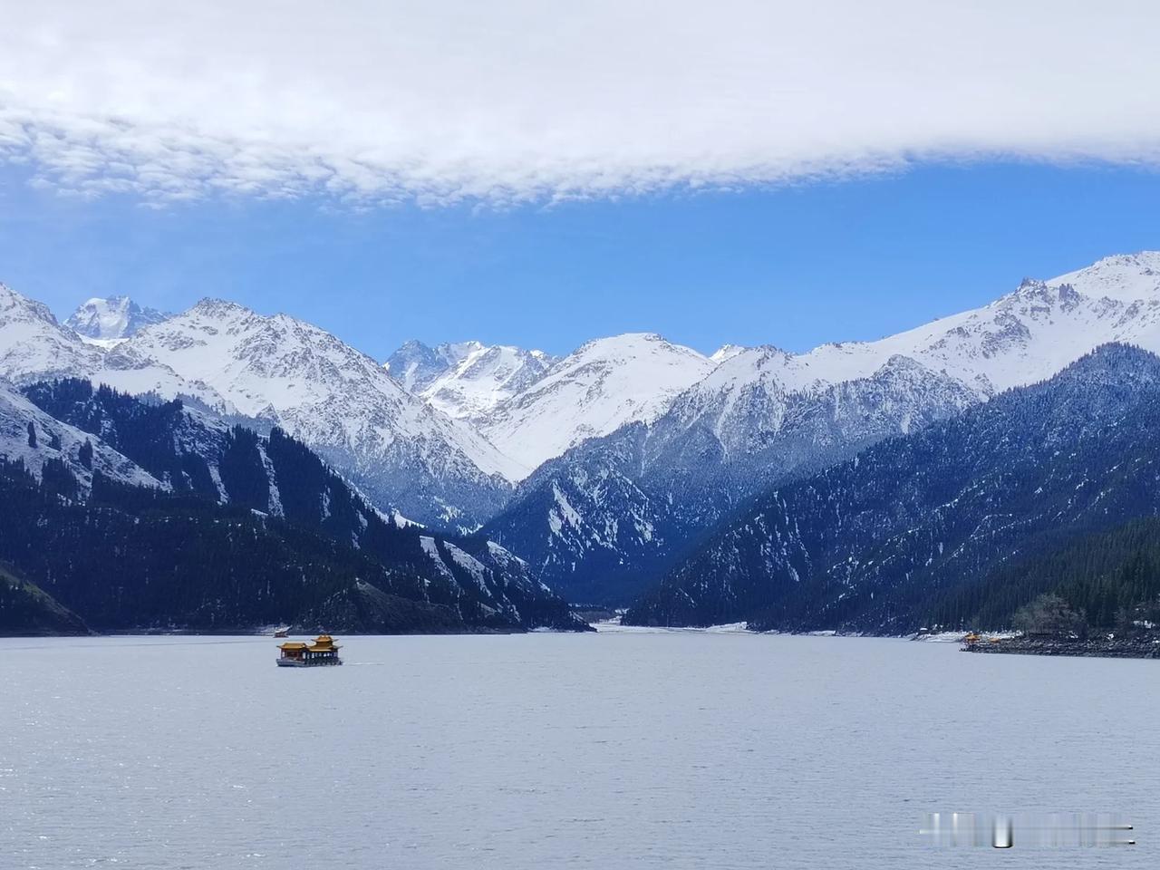 5月4日上午，我们奔赴素有天山之眼、九天瑶池的5A级景区天山天池，她美得让人惊叹