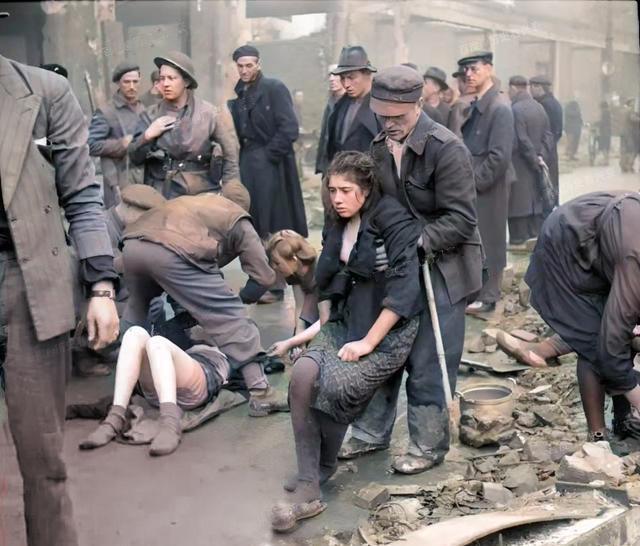 这是二战结束前令人十分心痛的一幕。1945年4月的下萨克森州，苏军士兵撬开地