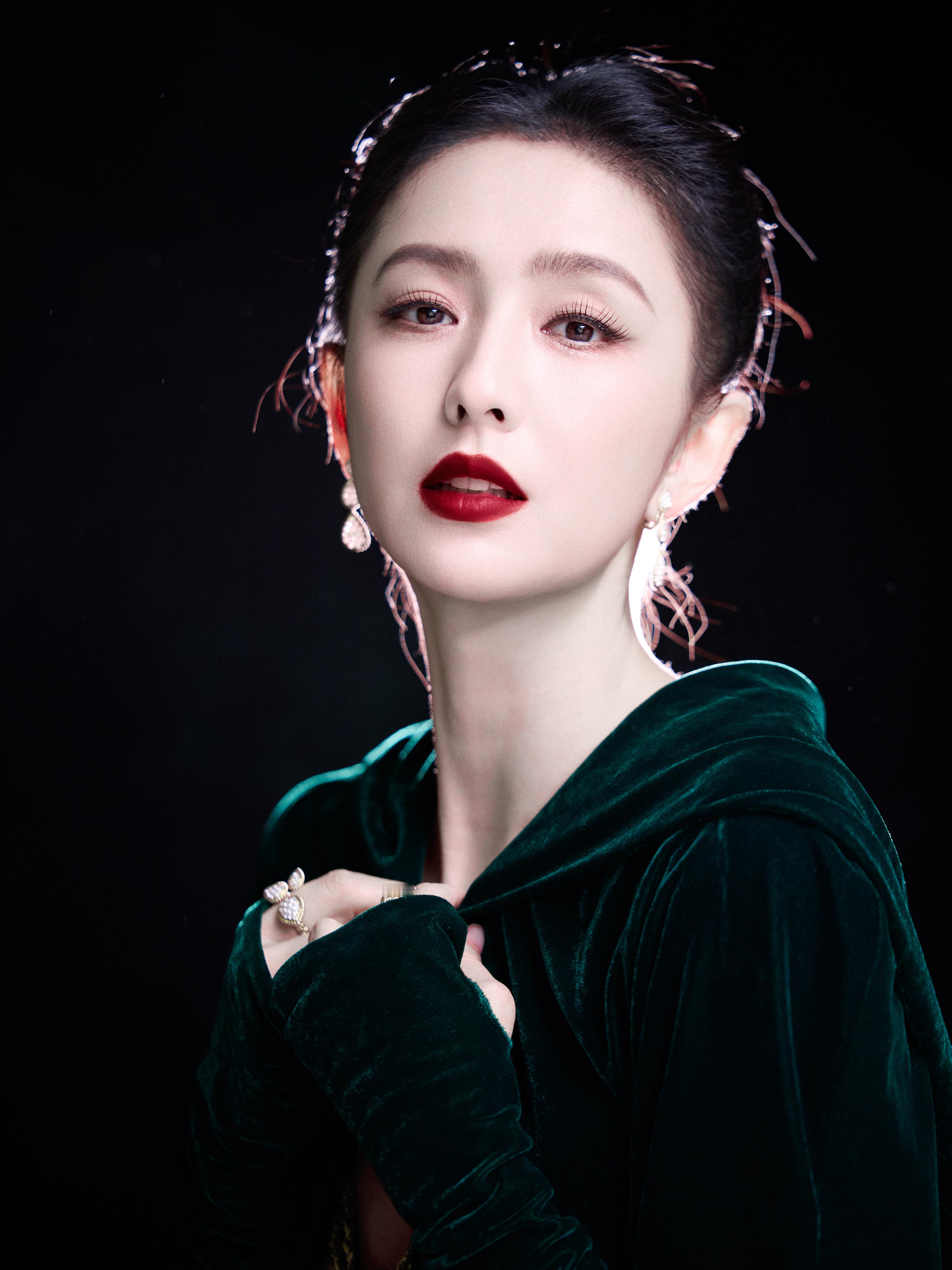 佟丽娅💚2025国剧盛典烛光雕刻轮廓，时光此刻对折，一半是角色的回响，一半是自