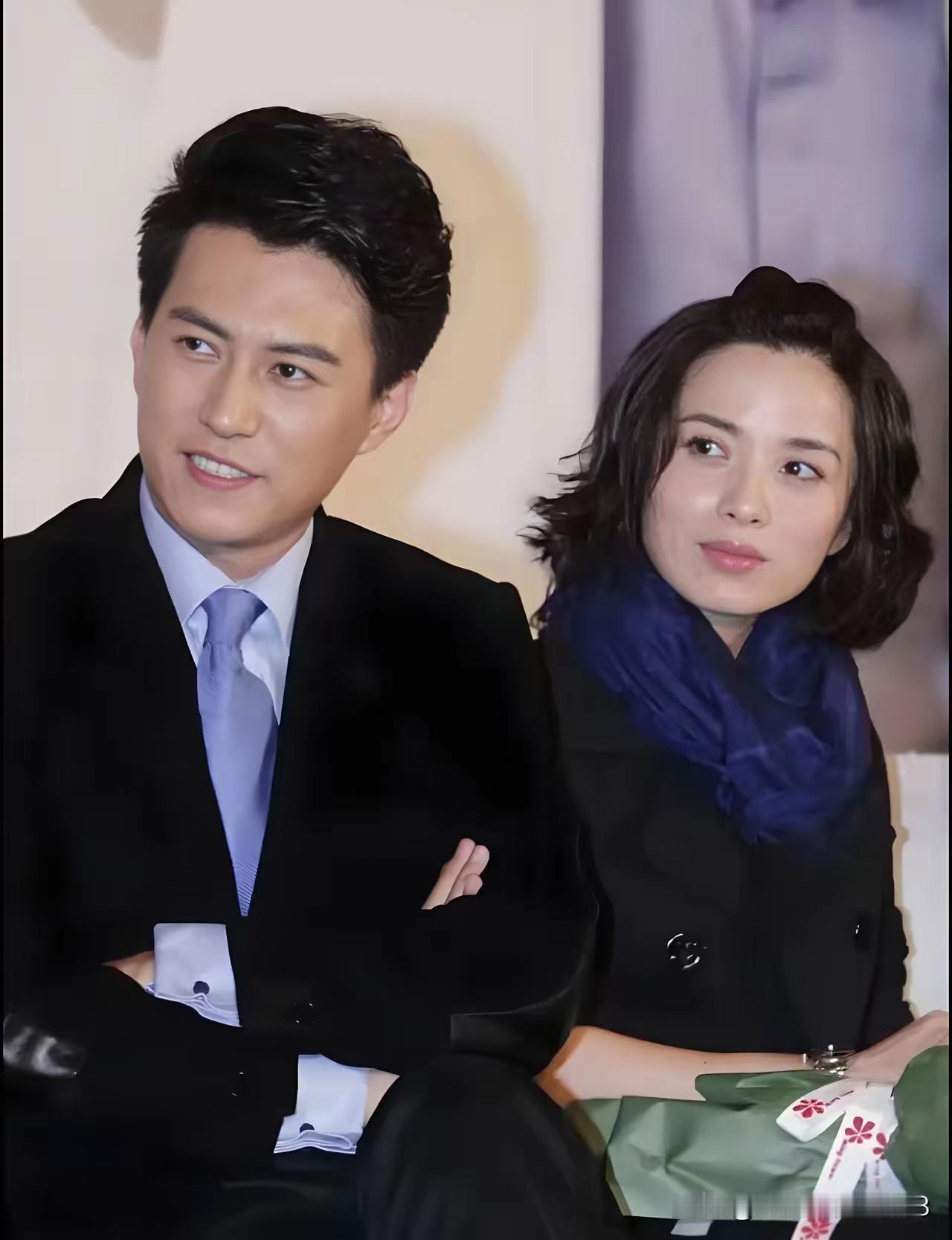 靳东的老婆李佳真的太让人惊艳了，快50岁的人脸蛋状态完全没垮，身材还保持得像少女