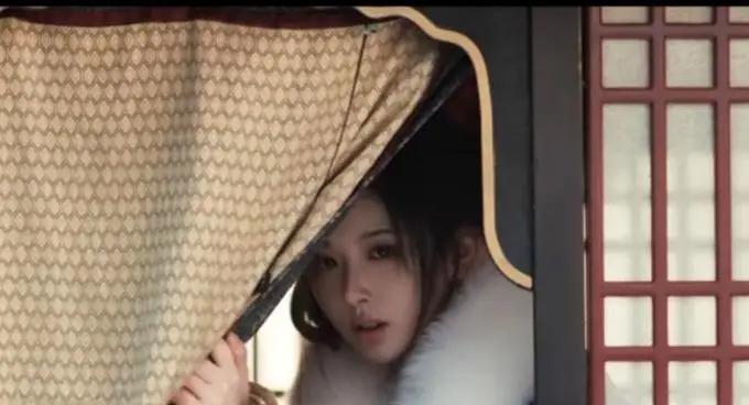 深夜，殿内烛火摇曳，齐旻对着空酒壶痛哭又狂笑，身边一个真心人都没有。他不会知道