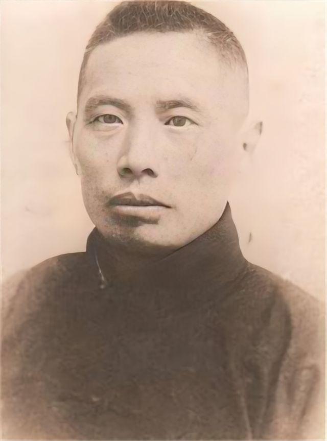 🌞1910年，上海青帮老大给一个实习医生敬酒，问道：“方大夫一个月挣多少？