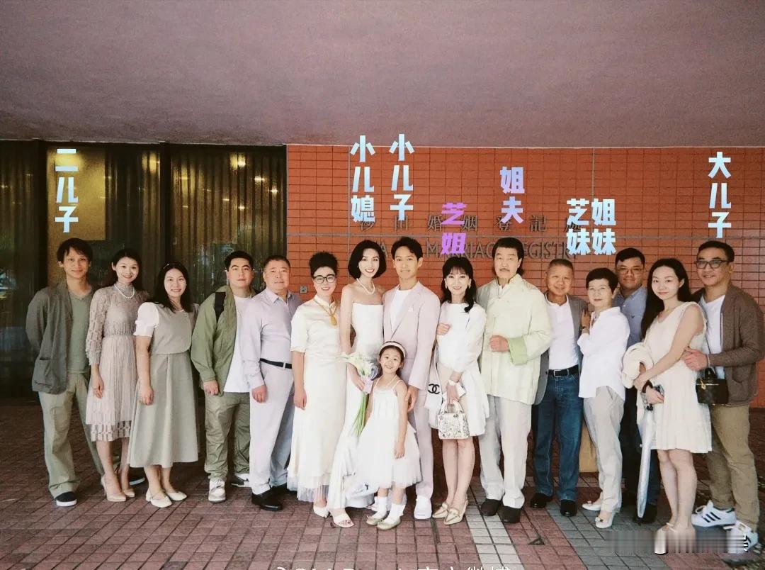 赵雅芝现在终于可以歇一口气了，三个儿子都结婚了，按中国人的传统思想，父母的责任算