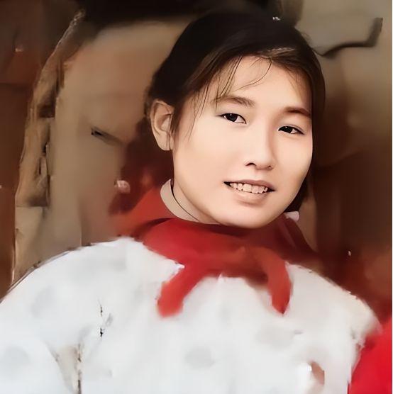 1973年，女知青黄丽萍携农村丈夫回宁波父母家，一进门，丈夫看到墙上挂着的照片