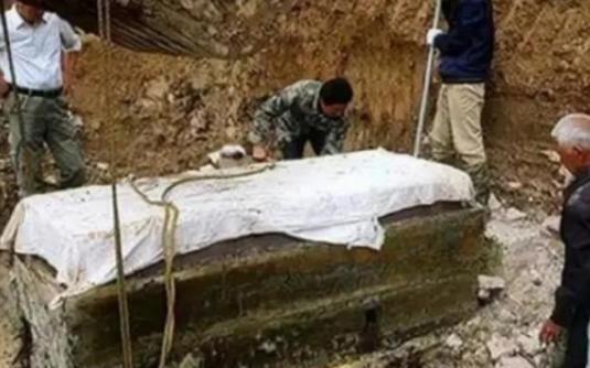 1988年，在江西出土的一具女尸，当褪下她的衣服时，发现女尸的下体有一团肉块，还