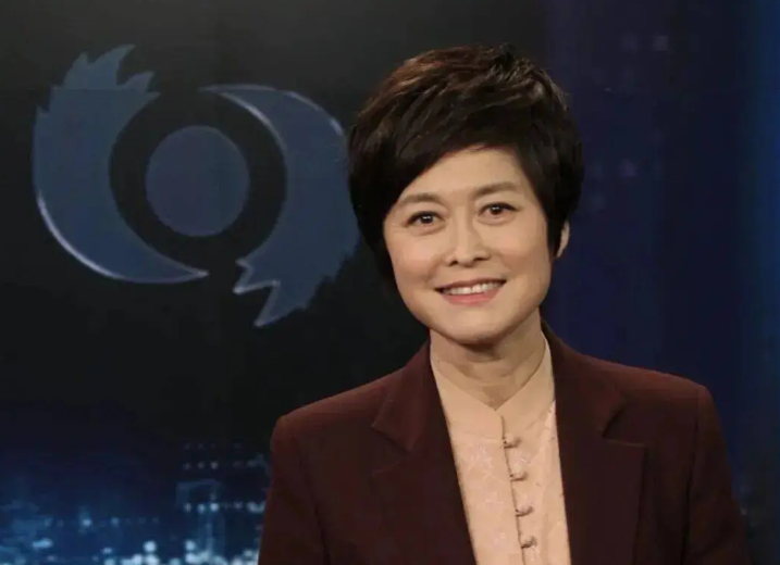 敬一丹曾在书中爆料一件秘事，她当年主持过一期揭露东莞色情服务的节目，审片时大屏放出妙龄女子着装单薄的