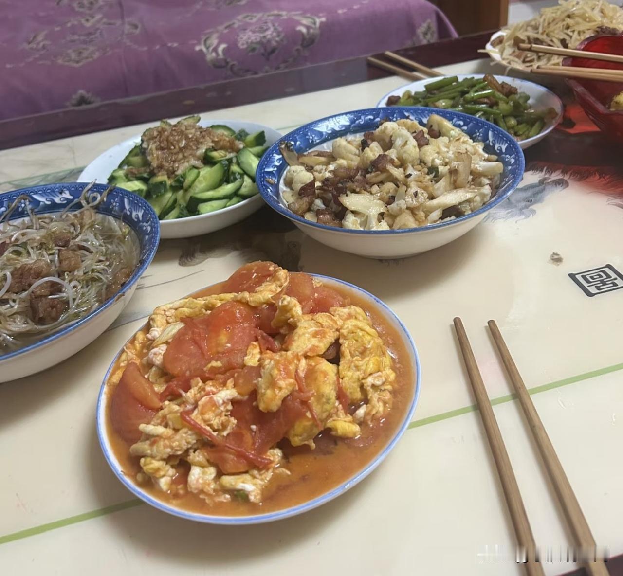 昨天中秋节，我和媳妇回老丈人家吃饭，结果就这几个菜，没有大鱼大肉，也没有带壳的扎