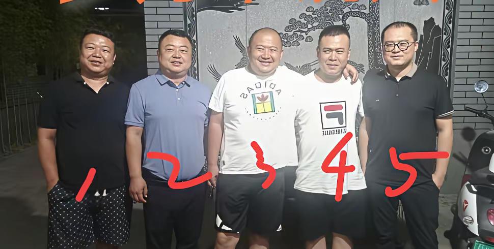 考考你的观察力，只有一位是体制内的