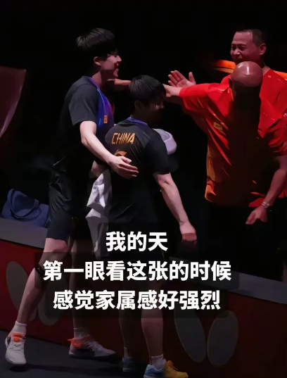 看这图真的是有好强烈的家属感，大头的手保护欲很强。这手真的可以一子要圈住莎莎，