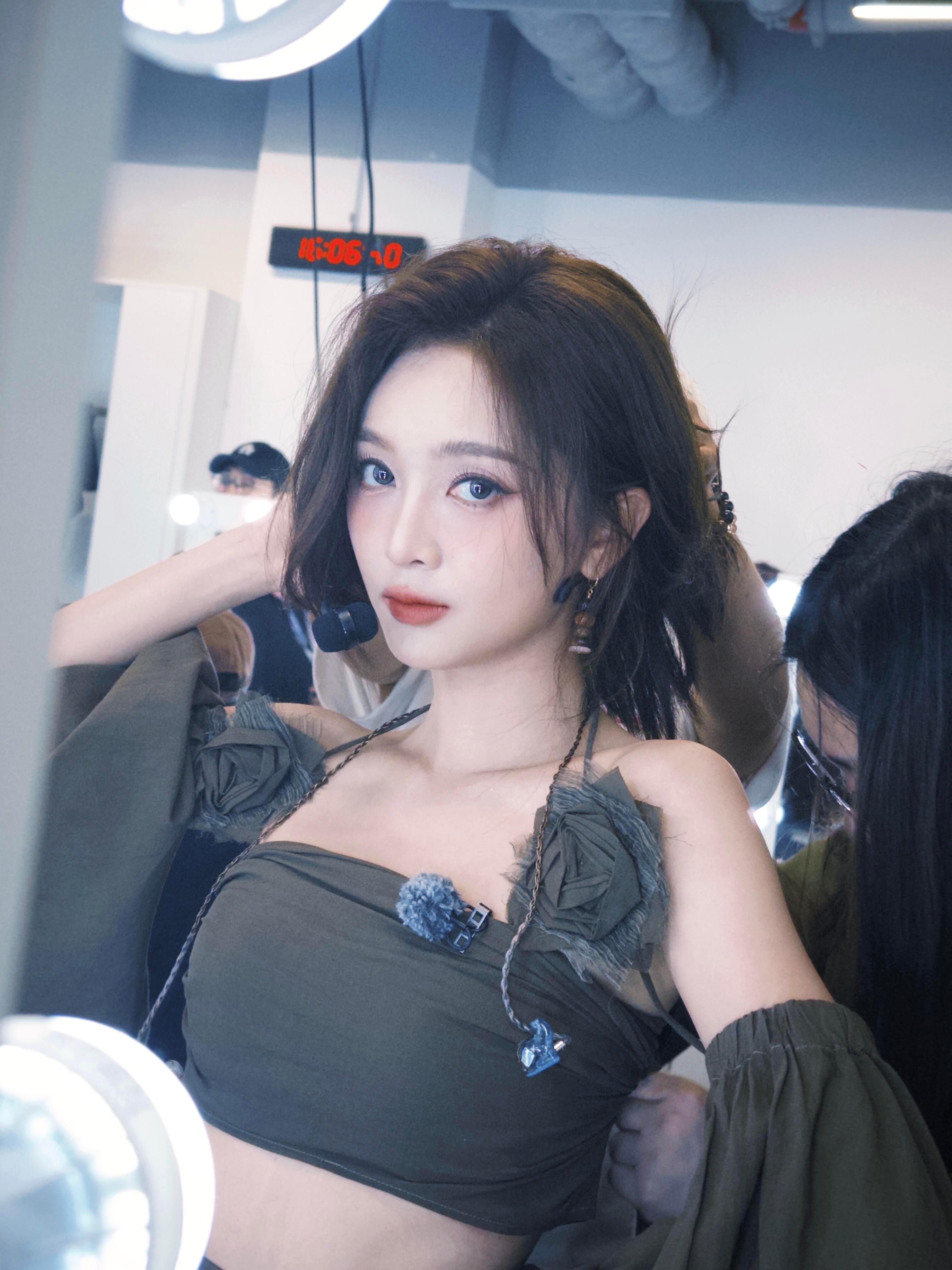 吴宣仪乘风2025wxy吴宣仪花田里犯的错～​​​