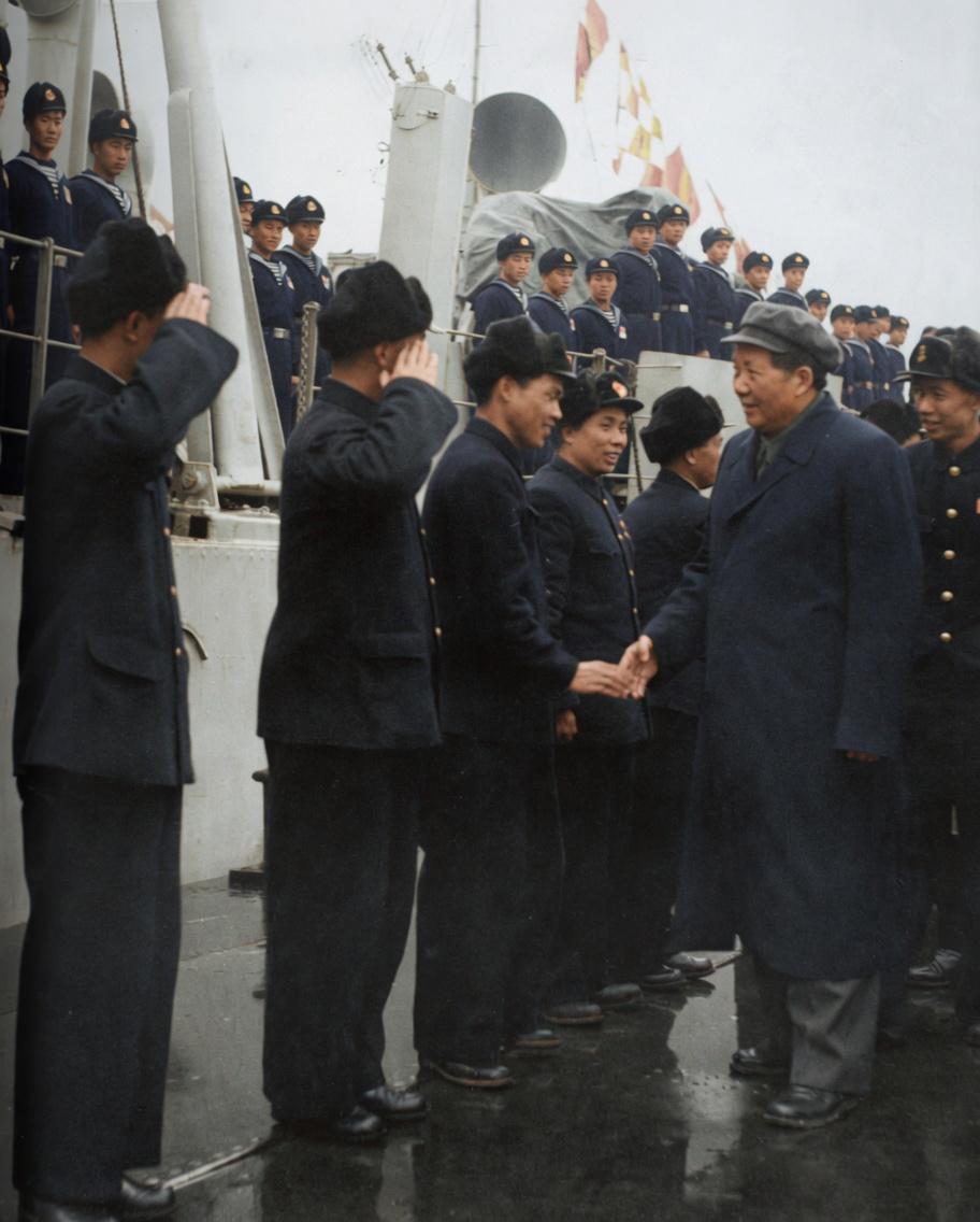 1953年2月24日，毛泽东主席在南京下关码头视察人民海军“南昌号”护卫舰，这是