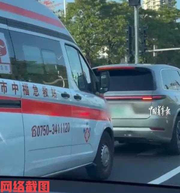 广东珠海有救护车出任务时被挡。事由救护车在经过十字路口时，被停在路口的一辆私