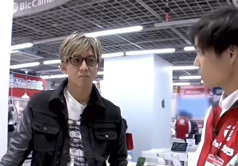 顶流巨星木村拓哉，把用了4年的iPhone13递给店员，被暗示“太落后了”。