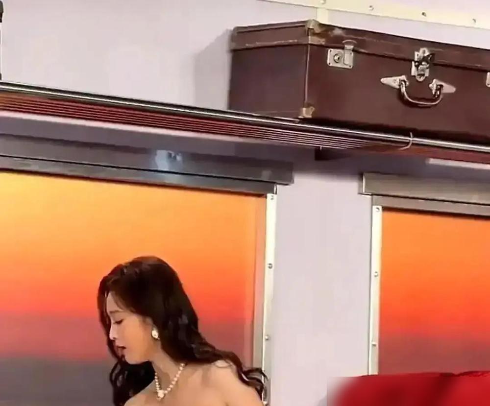 芒果TV演出现场，追光灯一亮，弹幕消息引发大量讨论。肉色打底裤遇上强光，穿出透视