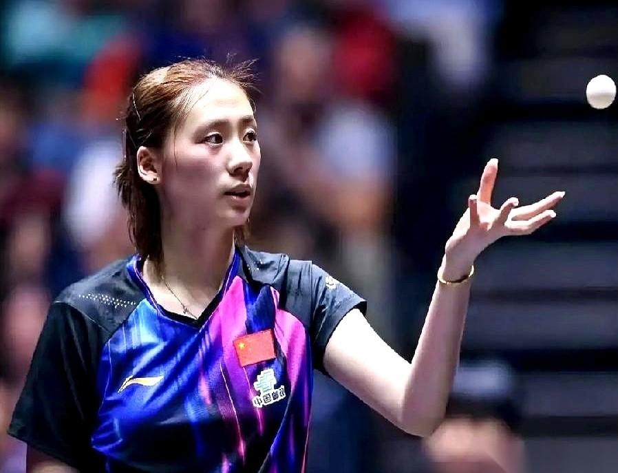 我真的有点看不懂了。一个人，就一个桥本帆乃香。把我们的小将覃予萱，摁在地上摩