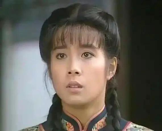 何晴演女二，却抢了女主岳翎三十年的风头。你看剧照就懂了。何晴一抬眼，是锦绣堆