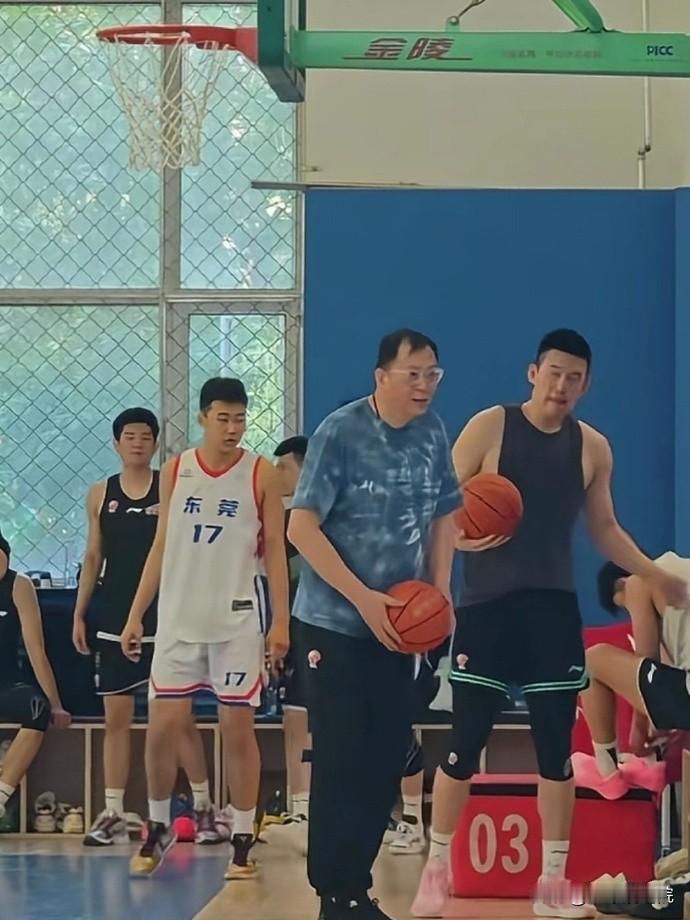 辽宁男篮休赛期比去年进步慢多了！辽宁男篮主赛前动作不大，相比于去年签约的进度