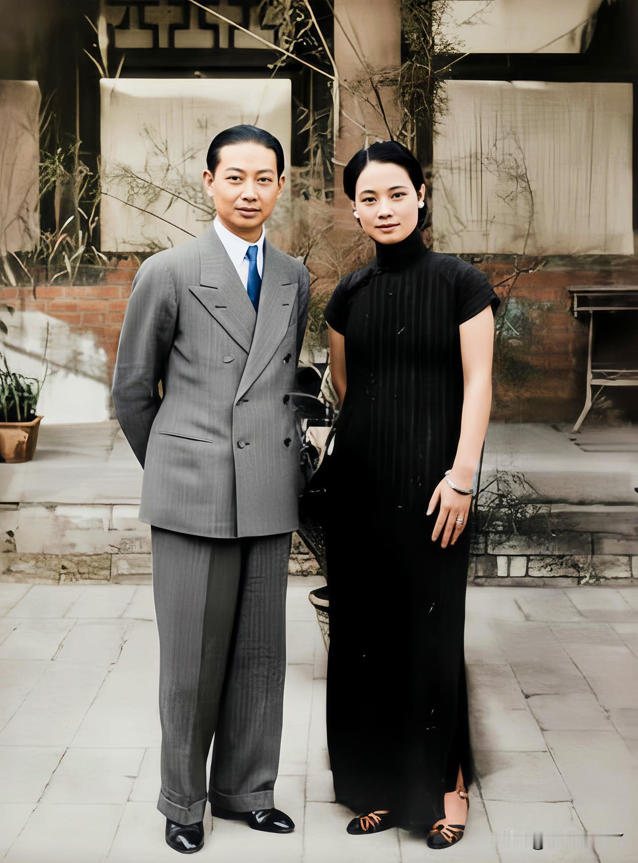 一九三六年，上海，梅兰芳和平妻福芝芳的合影。这绝非演戏，而是当时夫妻俩站在家中院