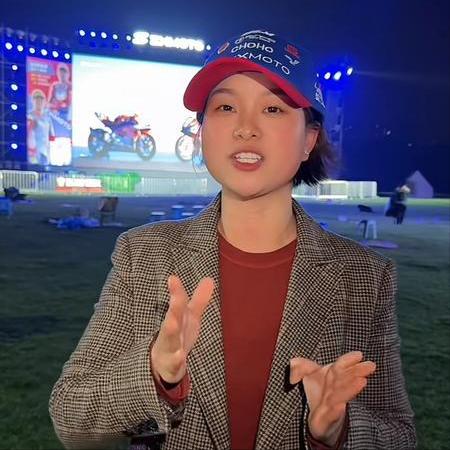 张雪机车夺冠后，妻子星姐在采访里笑着说，儿子现在读书比以前认真多了。这话听着有