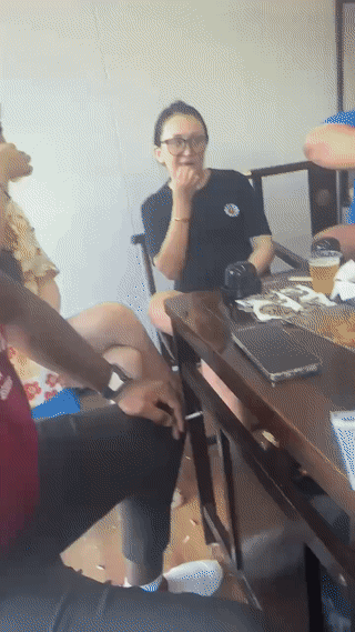 在广州生活的黑人可真幸福。时不时的还有人请他们吃饭喝酒？是不是和黑人坐在一起