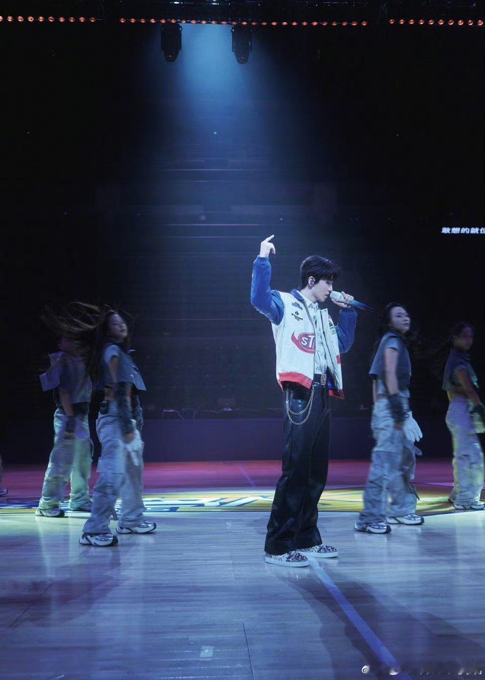 王俊凯NBA活动造型&人气好牛蓝海闪耀了✨TFBOYS还是这么能打哇哇