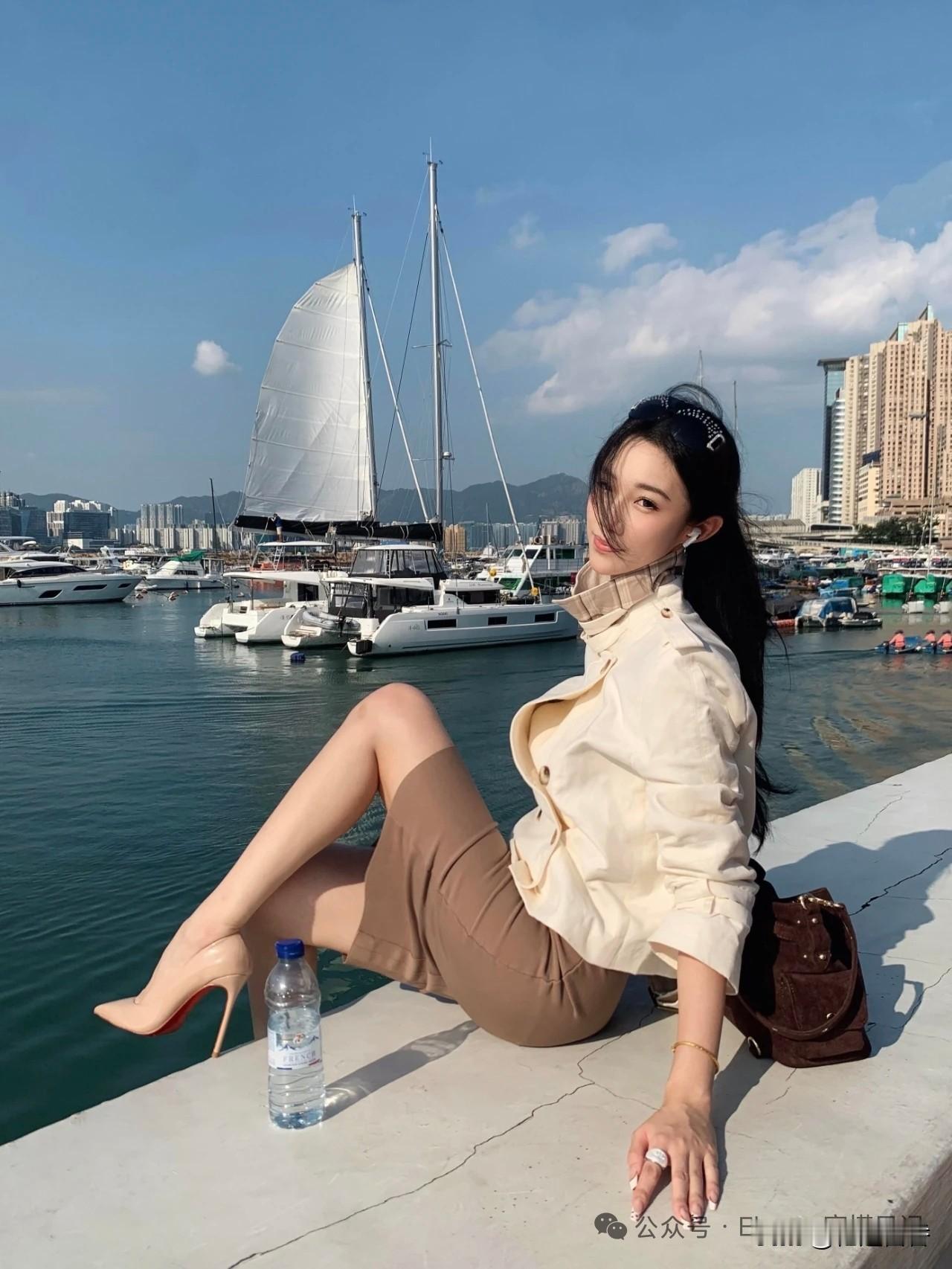 海边漫步，时尚穿搭，享受阳光与海风！